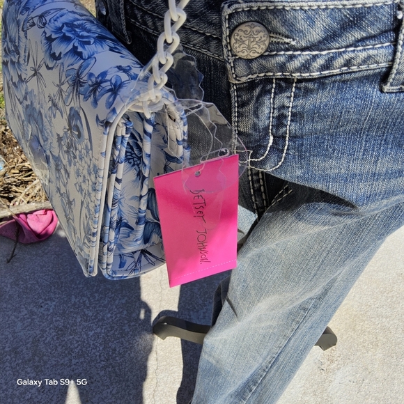 NWT Betsey Johnson Blue and White Floral Crossbody Bag with Structured Design - Picture 7 of 11